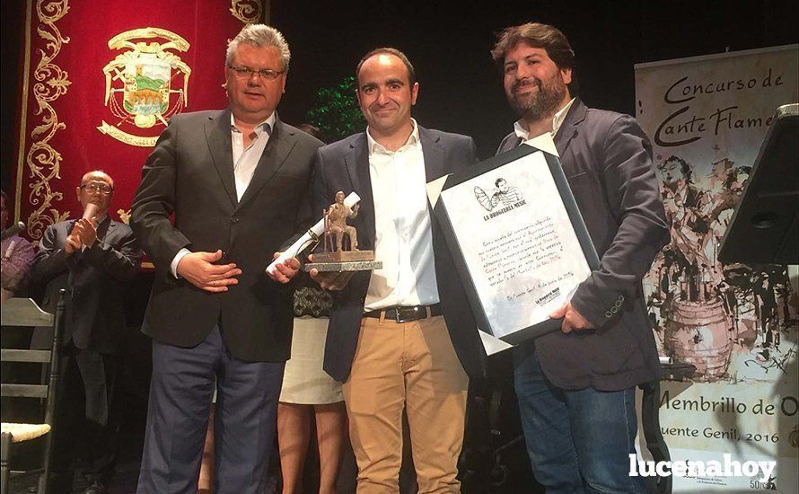 Antonio Nieto, Antonio Nieto recogiendo el premio como ganador del certamen de manos del alcalde de Puente Genil, Esteban Morales. Antonio Nieto, Antonio Nieto recogiendo el premio como ganador del certamen de manos del alcalde de Puente Genil, Esteban Morales.