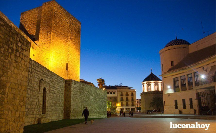 Imagen nocturna del Castillo de Lucena. Foto: THIZZAR Imagen nocturna del Castillo de Lucena. Foto: THIZZAR