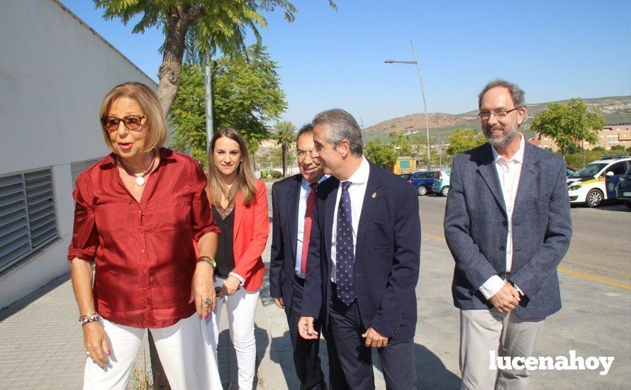 La consejera a su llegada al CEIP 'Al-Yussana' La consejera a su llegada al CEIP 'Al-Yussana'
