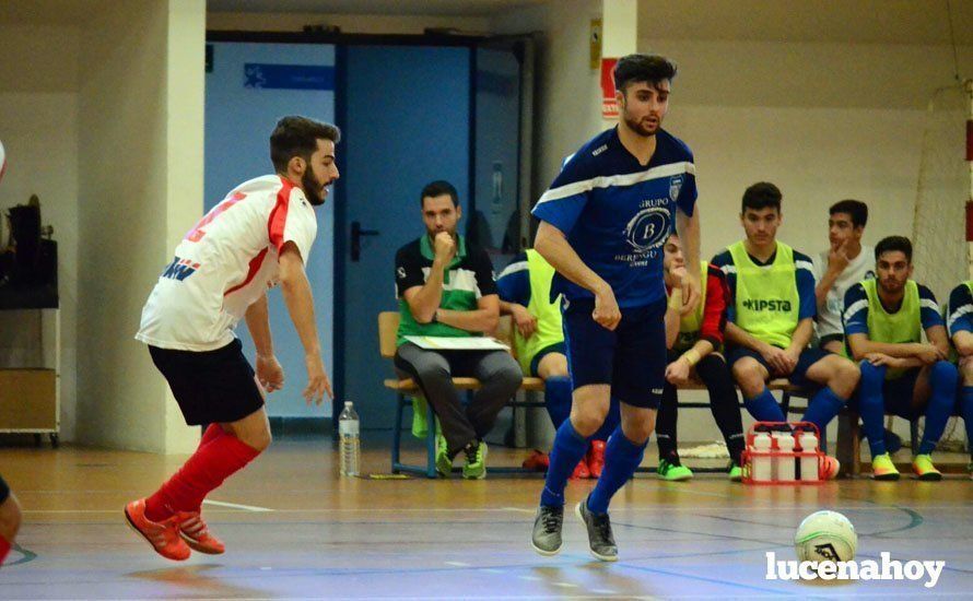 César, jugador del Lucena Futsal, posee el balón delante de un futbolista del Triana. RAFA PERALTA César, jugador del Lucena Futsal, posee el balón delante de un futbolista del Triana. RAFA PERALTA