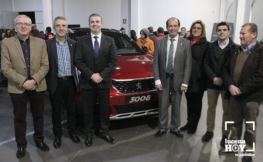 Autoridades asistentes a la presentación junto a Juan Jesús Contreras, responsable de Hispasur Autoridades asistentes a la presentación junto a Juan Jesús Contreras, responsable de Hispasur