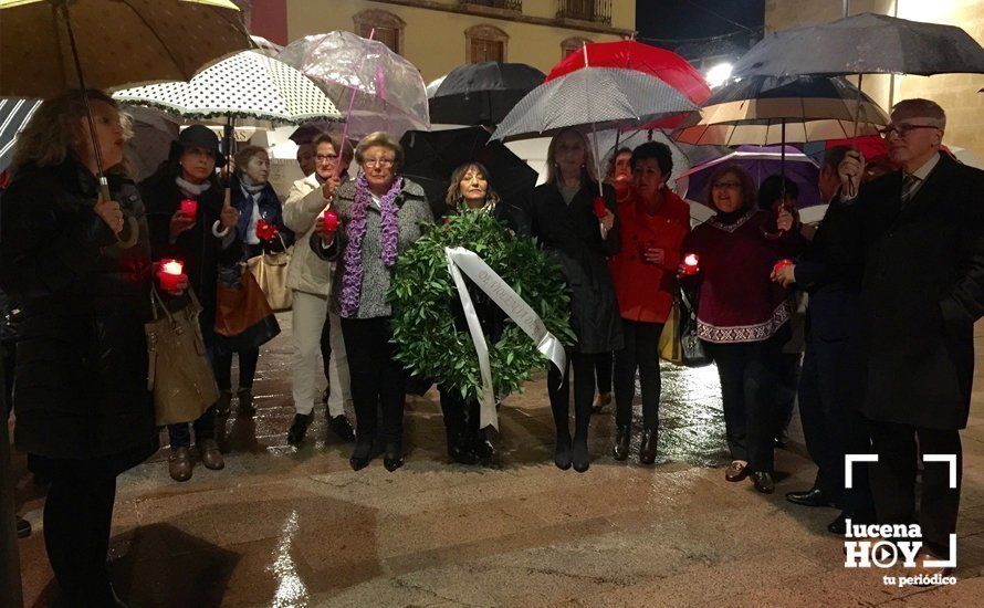 Las asociaciones de mujeres depositaron una corona de laurel en recuerdo a las mujeres asesinadas junto a un pequeño monolito instalado en la plaza de San Miguel. Las asociaciones de mujeres depositaron una corona de laurel en recuerdo a las mujeres asesinadas junto a un pequeño monolito instalado en la plaza de San Miguel.
