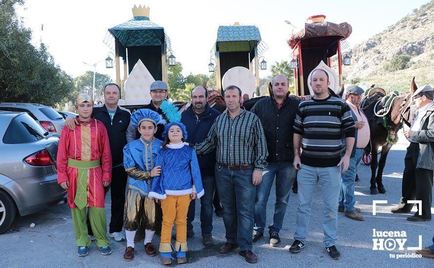 Miembros de la Comisión de Fiestas de la asociación Crisaras, junto a los nuevos carruajes de los Reyes Magos Miembros de la Comisión de Fiestas de la asociación Crisaras, junto a los nuevos carruajes de los Reyes Magos
