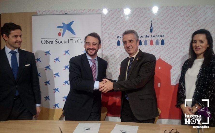 Representantes de La Caixa junto al alcalde de Lucena, Juan Pérez, y la concejala de Hacienda, Araceli Bergillos. Representantes de La Caixa junto al alcalde de Lucena, Juan Pérez, y la concejala de Hacienda, Araceli Bergillos.