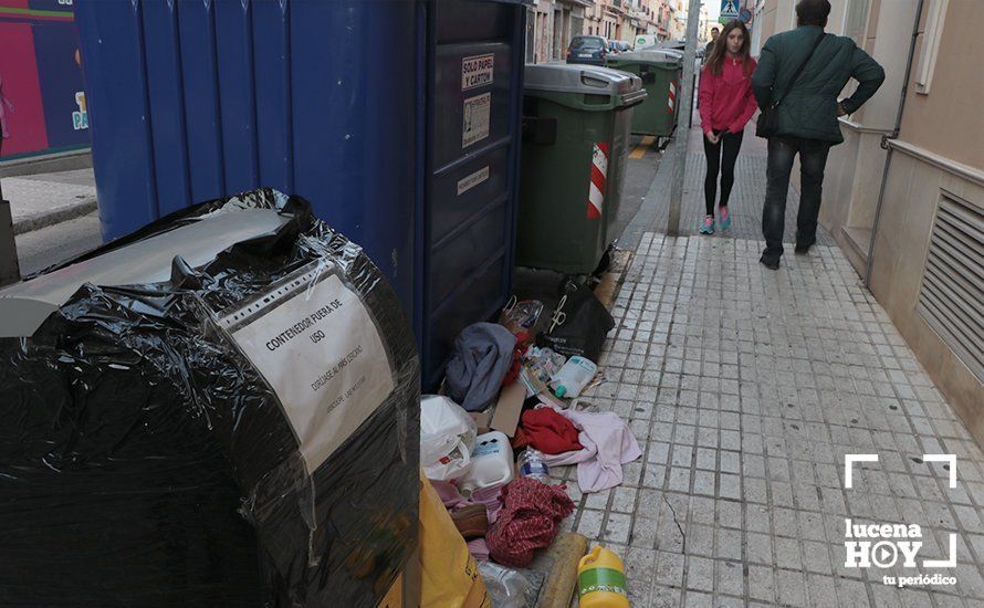 Contenedores de plástico junto a uno soterrado, clausurado temporalmente en la calle Mediabarba Contenedores de plástico junto a uno soterrado, clausurado temporalmente en la calle Mediabarba