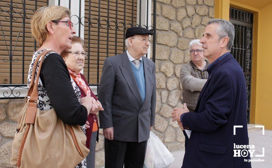 Juan Pérez conversa con algunos vecinos del barrio durante la visita realizada hoy junto al edil de Urbanismo, José Cantizani Juan Pérez conversa con algunos vecinos del barrio durante la visita realizada hoy junto al edil de Urbanismo, José Cantizani