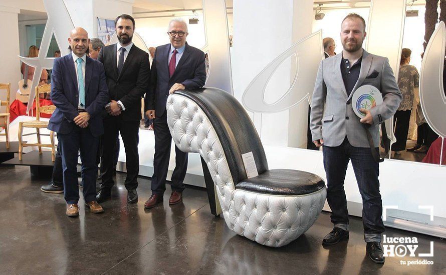 Pedro A. Budia Cabeza, en representación de Budia Design, junto al Consejero de Empleo y representantes de la organización de los Días Europeos de la Artesanía en Málaga, tras recoger el galardón. Pedro A. Budia Cabeza, en representación de Budia Design, junto al Consejero de Empleo y representantes de la organización de los Días Europeos de la Artesanía en Málaga, tras recoger el galardón.