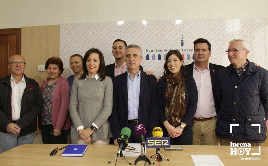 Juan Pérez, arropado por su equipo de gobierno, esta mañana en la sala de prensa del Ayuntamiento de Lucena Juan Pérez, arropado por su equipo de gobierno, esta mañana en la sala de prensa del Ayuntamiento de Lucena
