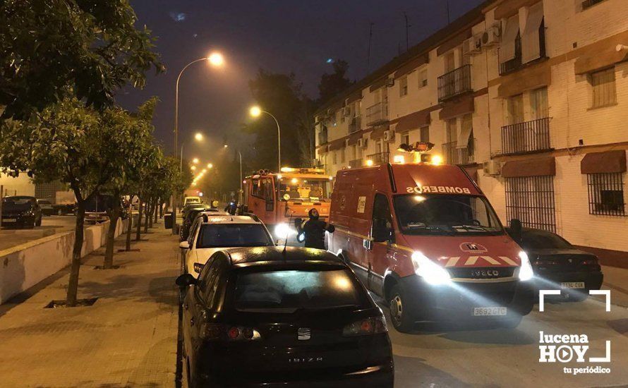 Vehículos de bomberos en la avenida Blas Infante, esta madrugada. (Cedida por un lector) Vehículos de bomberos en la avenida Blas Infante, esta madrugada. (Cedida por un lector)