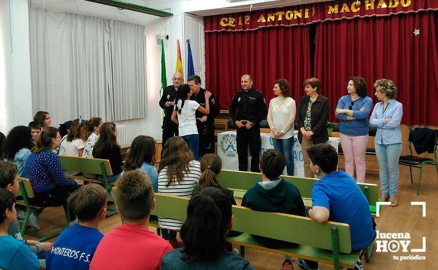 Un momento de la entrega de carnet a los alumnos del Antonio Machado Un momento de la entrega de carnet a los alumnos del Antonio Machado