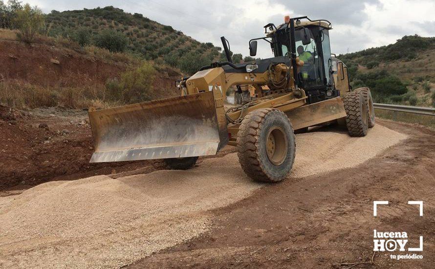 Maquinaria pesada en uno de los caminos en los que se ha actuado en la pedanía de Jauja. Foto: Ayuntamiento de Lucena Maquinaria pesada en uno de los caminos en los que se ha actuado en la pedanía de Jauja. Foto: Ayuntamiento de Lucena