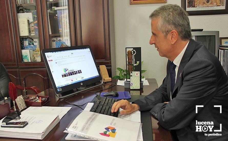 Juan Pérez remite telemáticamente la candidatura de Lucena. Foto: Ayuntamiento de Lucena Juan Pérez remite telemáticamente la candidatura de Lucena. Foto: Ayuntamiento de Lucena