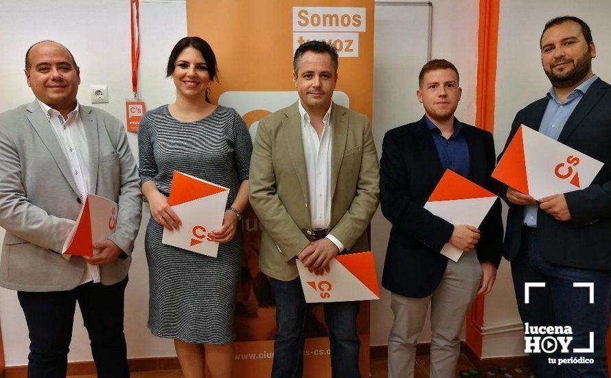Nueva dirección local de Ciudadanos Lucena. De izq. a derecha: Miguel Cantero, Purificación Joyera, Gregorio Martín, Javier Sánchez y David Sánchez. Nueva dirección local de Ciudadanos Lucena. De izq. a derecha: Miguel Cantero, Purificación Joyera, Gregorio Martín, Javier Sánchez y David Sánchez.