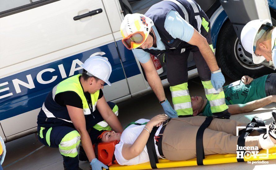 Evacuación de uno de los heridos en el simulacro celebrado en el IES Juan de Aréjula Evacuación de uno de los heridos en el simulacro celebrado en el IES Juan de Aréjula