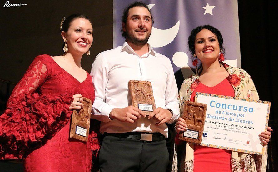 Araceli Campillos, a la derecha, con el trofeo y diploma que la acredita como ganadora del certamen. Foto: Román. Ideal Jaen Araceli Campillos, a la derecha, con el trofeo y diploma que la acredita como ganadora del certamen. Foto: Román. Ideal Jaen