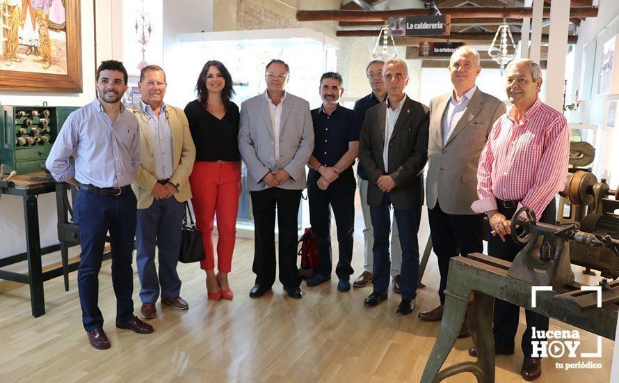 Miembros de la asociación y autoridades locales durante la visita al museo Miembros de la asociación y autoridades locales durante la visita al museo
