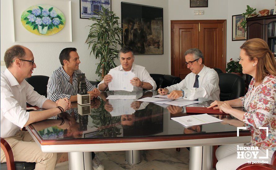 Un momento de la firma del convenio en la sala de alcaldía Un momento de la firma del convenio en la sala de alcaldía