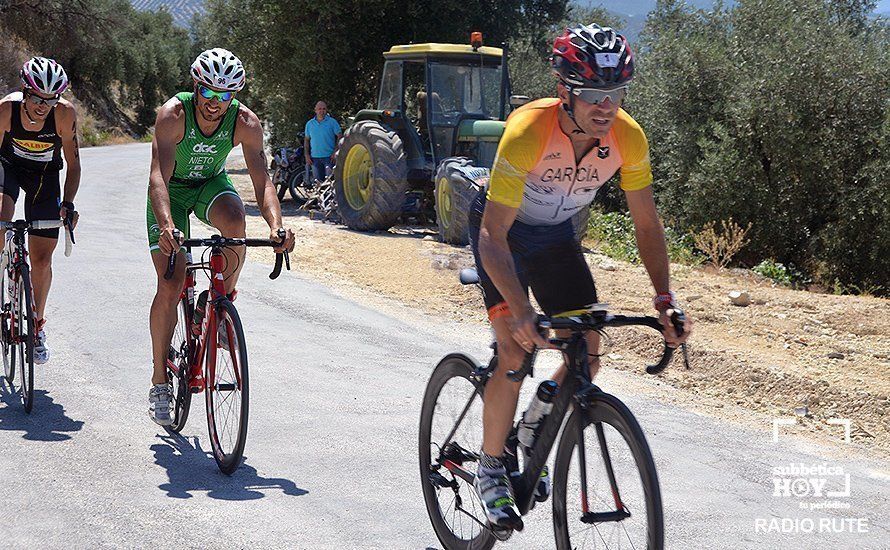 Cristóbal García, abriendo el grupo perseguidor del ganador de la prueba en el tramo de bicicleta Cristóbal García, abriendo el grupo perseguidor del ganador de la prueba en el tramo de bicicleta