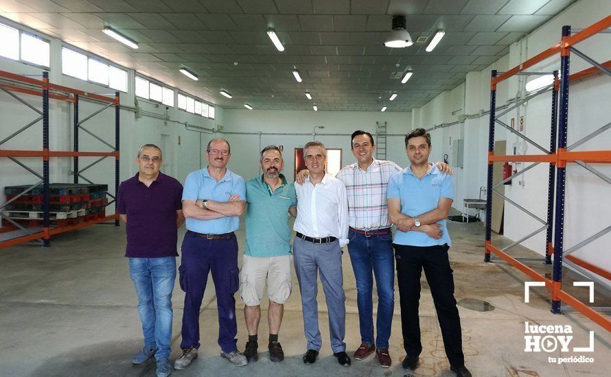 Personal de la delegación de Patrimonio junto al alcalde y el edil de Cultura, en la nueva nave adaptada como almacén arqueológico Personal de la delegación de Patrimonio junto al alcalde y el edil de Cultura, en la nueva nave adaptada como almacén arqueológico