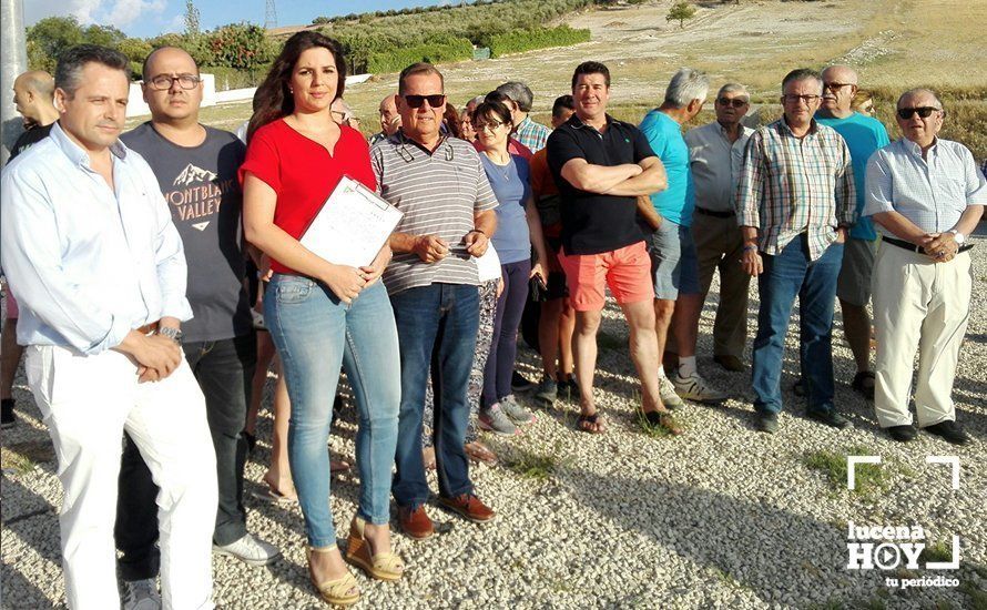 Representantes de Ciudadanos y vecinos de Los Poleares se concentraron ayer en la rotonda de acceso al camino Representantes de Ciudadanos y vecinos de Los Poleares se concentraron ayer en la rotonda de acceso al camino