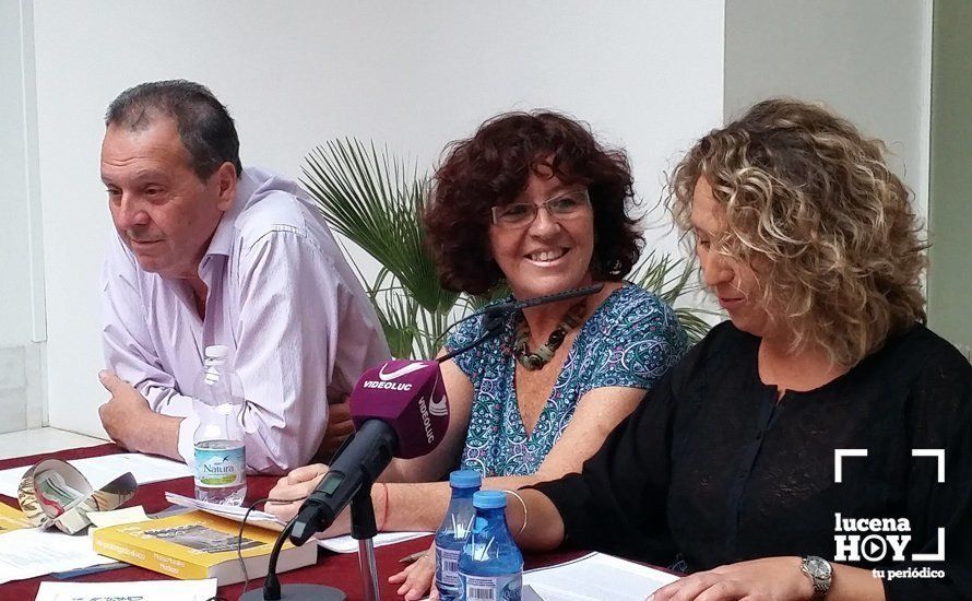 Marisi Morales, flanqueada por sus hermanos María del Mar Morales y Antonio Morales Martínez, ayer, durante la presentación de sus dos libros Marisi Morales, flanqueada por sus hermanos María del Mar Morales y Antonio Morales Martínez, ayer, durante la presentación de sus dos libros