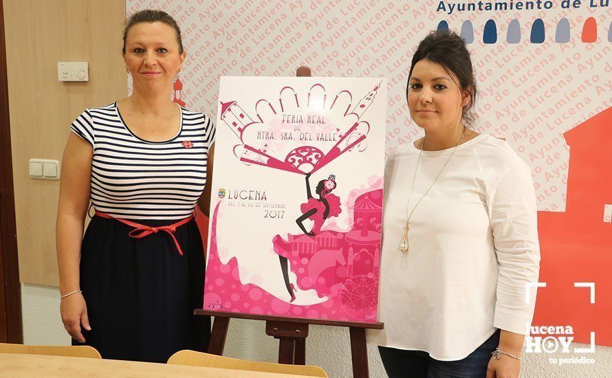 Mar Morales y Lucía Bujalance junto al cartel que anunciará la Feria del Valle Mar Morales y Lucía Bujalance junto al cartel que anunciará la Feria del Valle