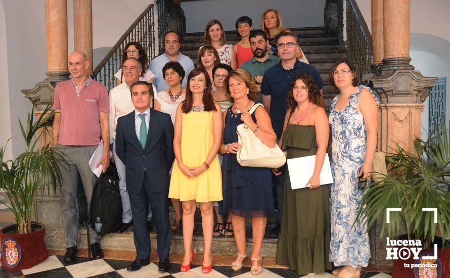 Felisa Cañete y el director territorial de Caixabank, Rafael Herrador, junto a los representantes de los colectivos beneficiarios de estas ayudas Felisa Cañete y el director territorial de Caixabank, Rafael Herrador, junto a los representantes de los colectivos beneficiarios de estas ayudas