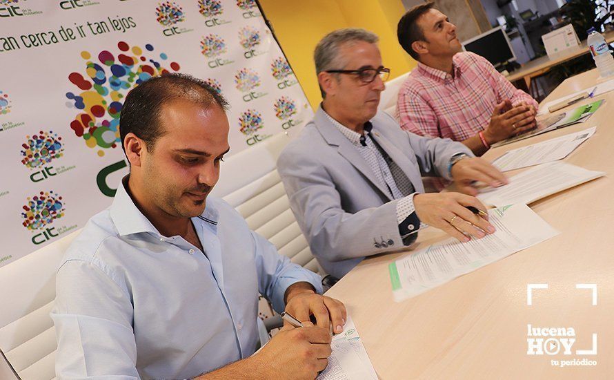 Un momento de la firma del convenio Un momento de la firma del convenio