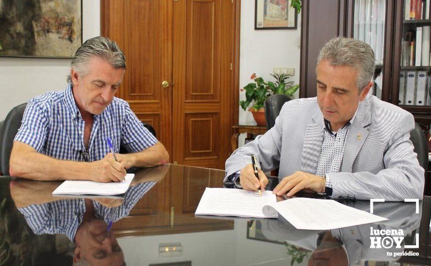 Momento de la firma del nuevo contrato Momento de la firma del nuevo contrato