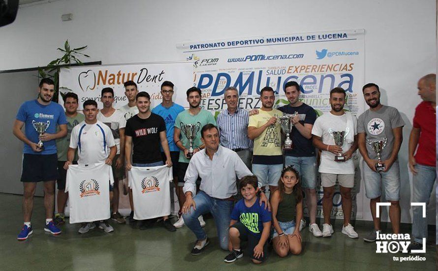 Juan Pérez y Manuel Lara junto a los ganadores de la Liga Naturdent 2017. Juan Pérez y Manuel Lara junto a los ganadores de la Liga Naturdent 2017.