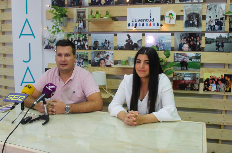 Fran Adame junto a la monitora de este taller de alemán Fran Adame junto a la monitora de este taller de alemán
