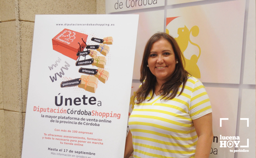 Ana Carrillo junto al cartel promocional de Córdoba Shopping Ana Carrillo junto al cartel promocional de Córdoba Shopping