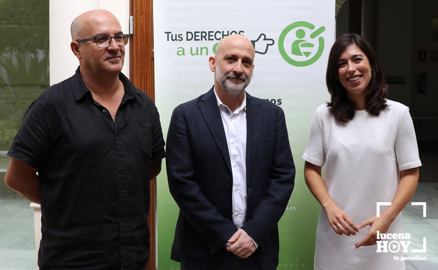 De izquierda a derecha, el asesor de la institución, José Colsa; el secretario general del Defensor del Pueblo Andaluz, Miguel Paneque, y la concejala de Servicios Sociales y Salud, Teresa Alonso De izquierda a derecha, el asesor de la institución, José Colsa; el secretario general del Defensor del Pueblo Andaluz, Miguel Paneque, y la concejala de Servicios Sociales y Salud, Teresa Alonso