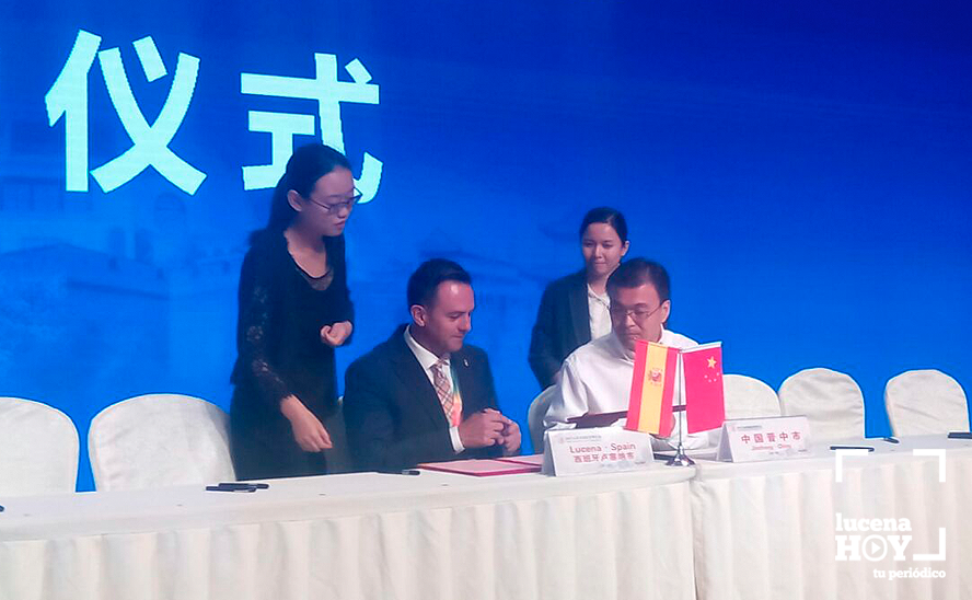 Un momento de la firma del acuerdo de colaboración con el vice alcalde de la ciudad china de Jinzhong Un momento de la firma del acuerdo de colaboración con el vice alcalde de la ciudad china de Jinzhong