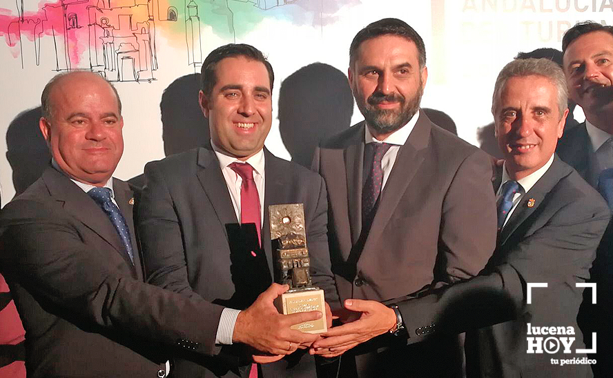 Los alcaldes de Antequera, Alcalá la Real y Lucena junto al consejero de Turismo, con el premio otorgado a la Fundación Ciudades Medios. Los alcaldes de Antequera, Alcalá la Real y Lucena junto al consejero de Turismo, con el premio otorgado a la Fundación Ciudades Medios.