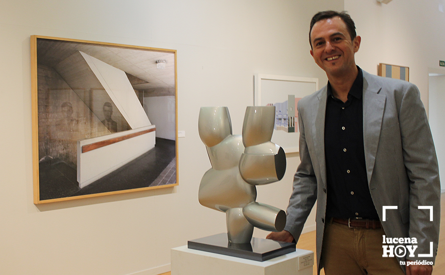 Manuel Lara, edil de Cultura, junto a una de las obras expuestas Manuel Lara, edil de Cultura, junto a una de las obras expuestas