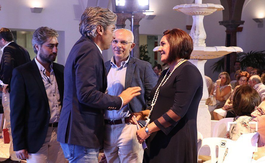 María de la Redondo recibe la felicitación de Andrés Lorite en presencia de Julián Ranchal María de la Redondo recibe la felicitación de Andrés Lorite en presencia de Julián Ranchal