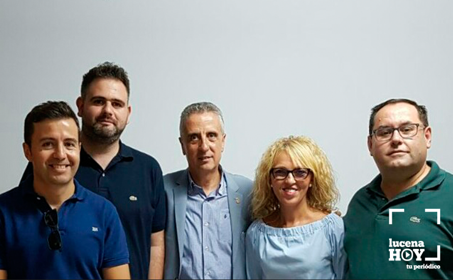 Miembros de la nueva Junta Directiva junto al alcalde, Juan Pérez Miembros de la nueva Junta Directiva junto al alcalde, Juan Pérez