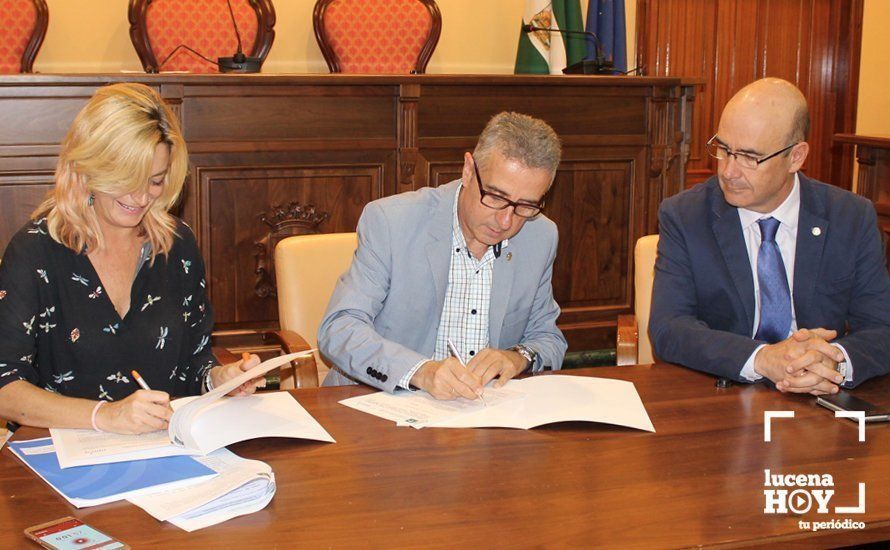 Un momento de la firma del convenio entre ayuntamiento y Fundación CADE Un momento de la firma del convenio entre ayuntamiento y Fundación CADE