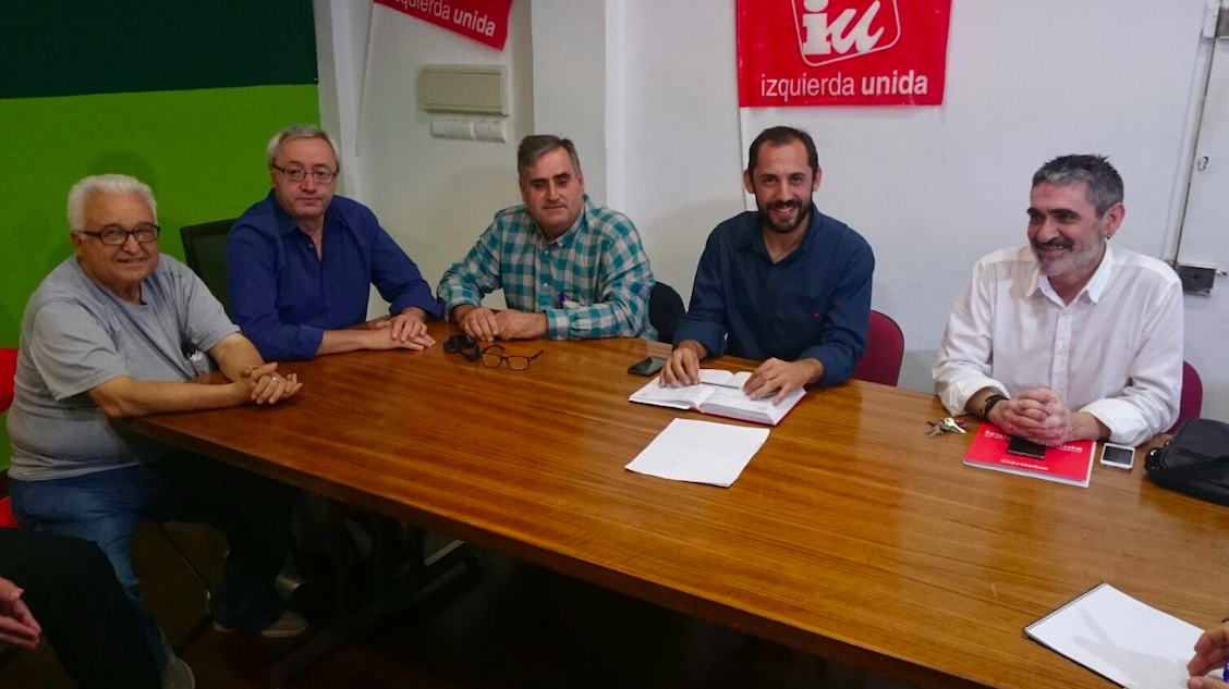 Un momento de la reunión comarcal de IUCA en Lucena en la tarde de ayer Un momento de la reunión comarcal de IUCA en Lucena en la tarde de ayer