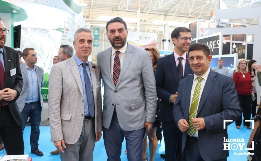 El alcalde de Lucena junto al Consejero de Turismo, Alfonso Fernández, ayer en Tierra Adentro El alcalde de Lucena junto al Consejero de Turismo, Alfonso Fernández, ayer en Tierra Adentro
