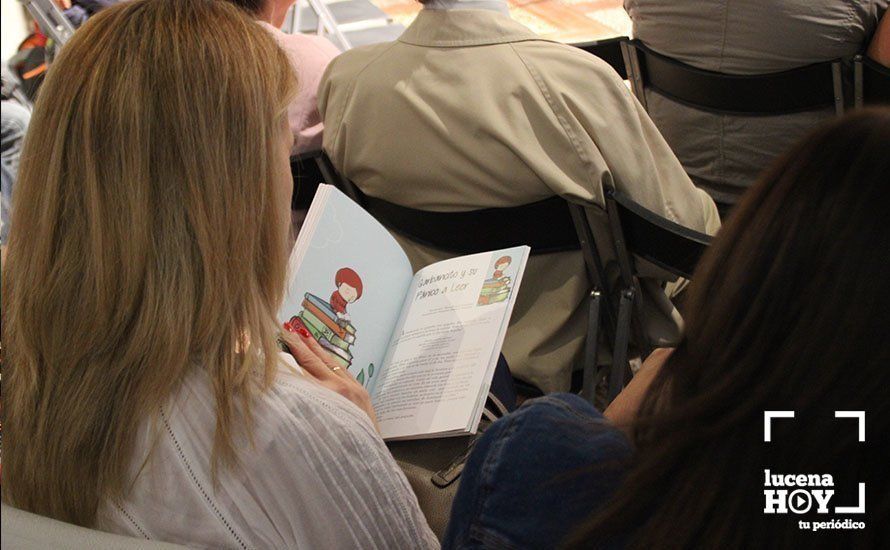 Asistentes a la presentación ojeando las historias del cuento. Asistentes a la presentación ojeando las historias del cuento.