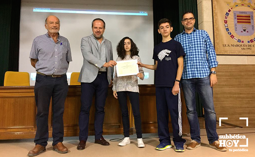Francisco Algar entrega el diploma acreditativo a dos alumnos en presencia del director del IES Marques de Comares y el coordinador del programa, Rafael Fernández Francisco Algar entrega el diploma acreditativo a dos alumnos en presencia del director del IES Marques de Comares y el coordinador del programa, Rafael Fernández