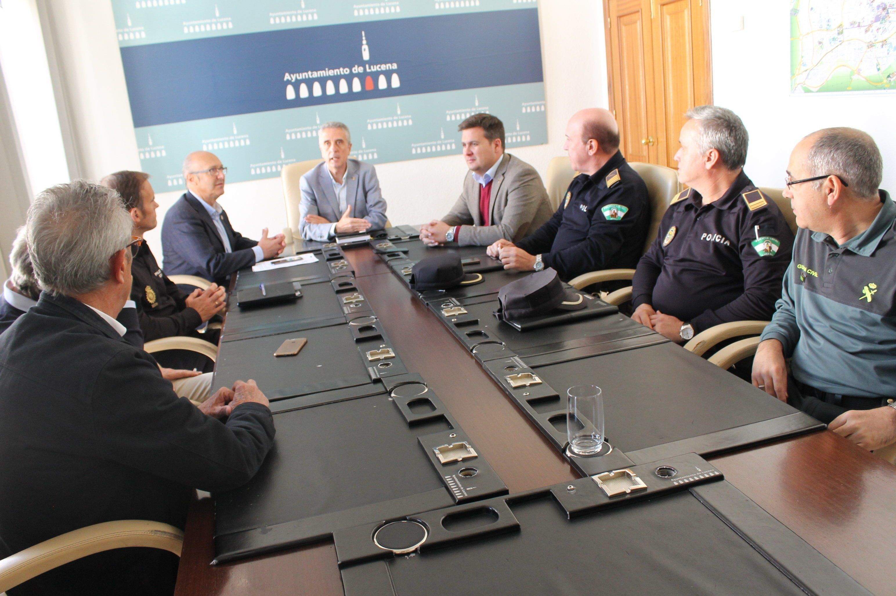 Un momento de la reunión mantenida en el ayuntamiento Un momento de la reunión mantenida en el ayuntamiento