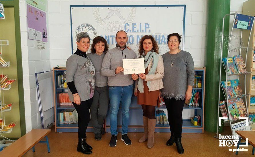 La directora del CEIP Antonio Machado entrega el talón a Ángel Parejo La directora del CEIP Antonio Machado entrega el talón a Ángel Parejo