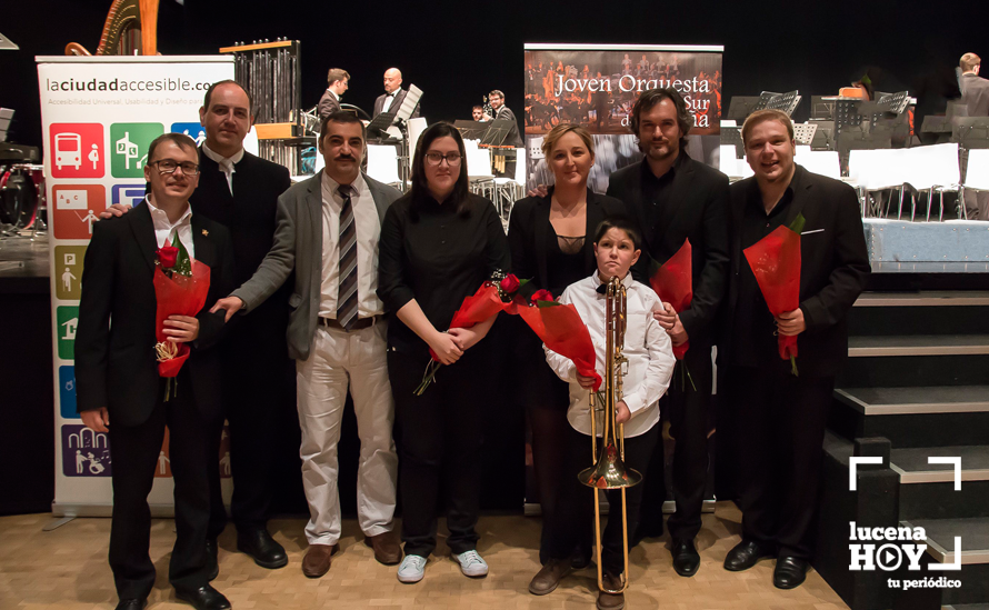 Ana María, en el centro de la imagen junto al compositor Ángel López Carreño, sus compañeros de concierto y el resto de directores y representantes de La Ciudad Accesible y la Joven Orquesta del Sur de España. Foto: José Manuel Mazintosh Ana María, en el centro de la imagen junto al compositor Ángel López Carreño, sus compañeros de concierto y el resto de directores y representantes de La Ciudad Accesible y la Joven Orquesta del Sur de España. Foto: José Manuel Mazintosh