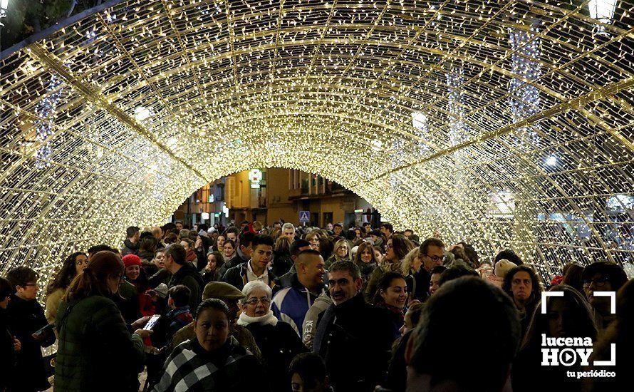 Túnel de luz instalado en el Paseo del Coso Túnel de luz instalado en el Paseo del Coso