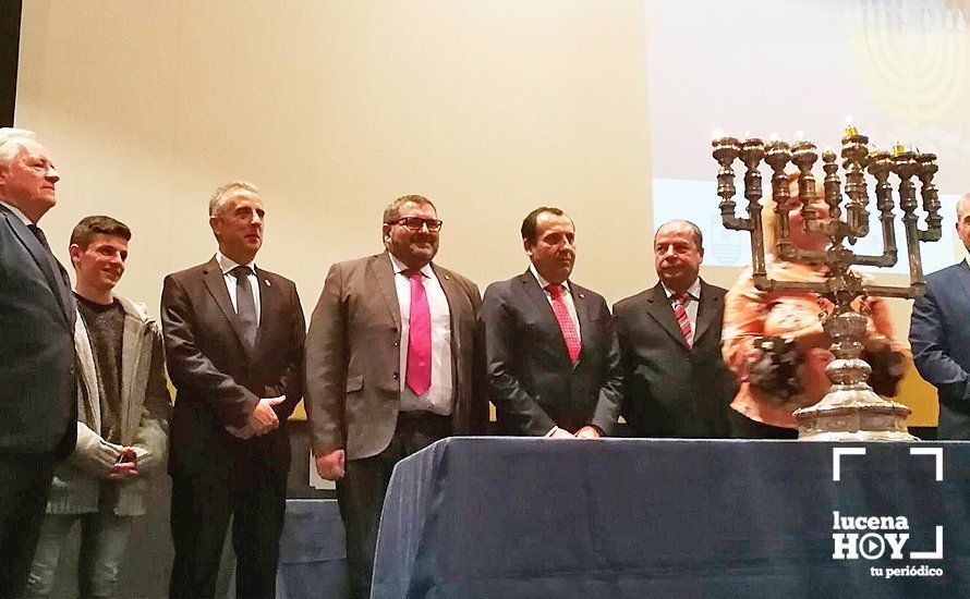 El alcalde, Juan Pérez, junto al resto de galardonados con estos premios Januca El alcalde, Juan Pérez, junto al resto de galardonados con estos premios Januca