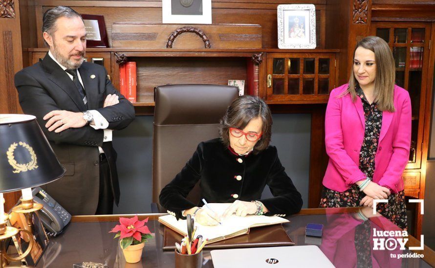 Rosa Aguilar firma en el Libro de Oro del Colegio de Abogados de Lucena durante su visita al mismo Rosa Aguilar firma en el Libro de Oro del Colegio de Abogados de Lucena durante su visita al mismo