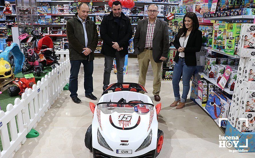 Representantes de Toy Planet e INJUSA entregan el coche adaptado al padre de Izan Representantes de Toy Planet e INJUSA entregan el coche adaptado al padre de Izan